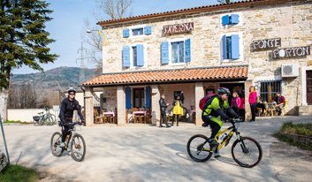 Hotel Ponte Porton in Groznjan in Istria from outside with cyclists